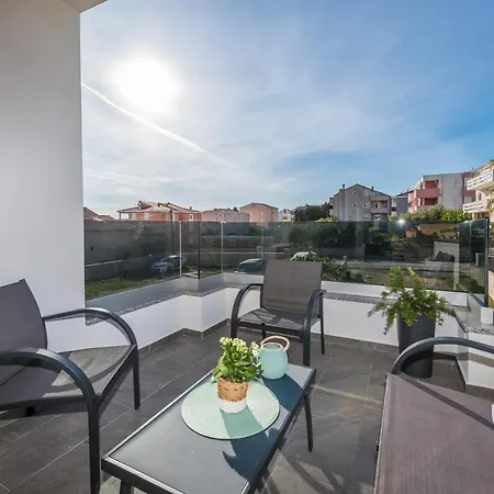 Apartments Yellow Novalja Exterior photo