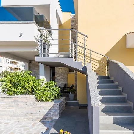 Apartments Yellow Novalja Exterior photo
