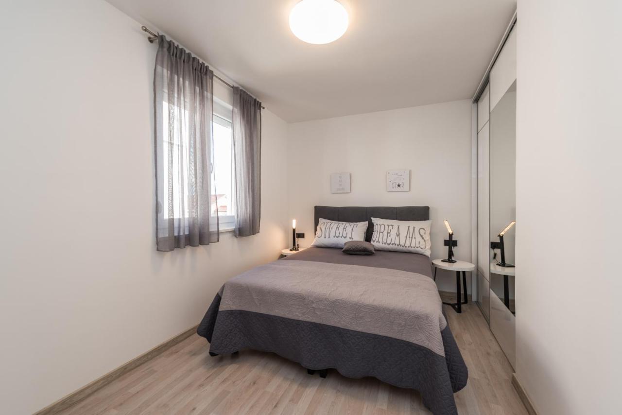 Apartment Yellow Novalja